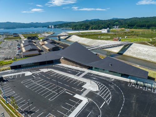 さんさん商店街、観光協会、震災伝承館、JRが一体となった道の駅さんさん南三陸