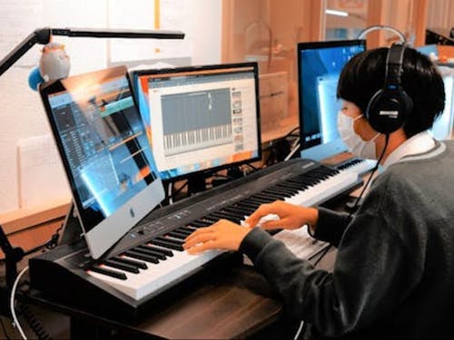 多種多様な機材・ソフトが揃っており、子どもたちは操作を学び、自由に使うことができます。