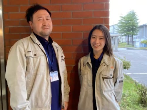 農業分野で活動する先輩地域おこし協力隊の大森さん(写真左)