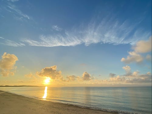 ビーチでの日の出。ゆっくりと時間が流れます