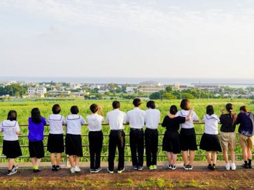 久米島学習センターがあるほんのもりの前から見える景色を生徒たちと