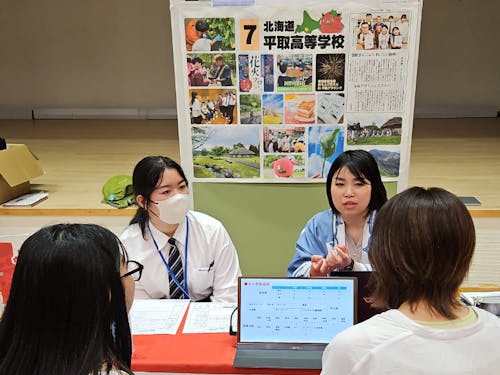 札幌対面説明会で学生と保護者に説明するコーディネーターと生徒
