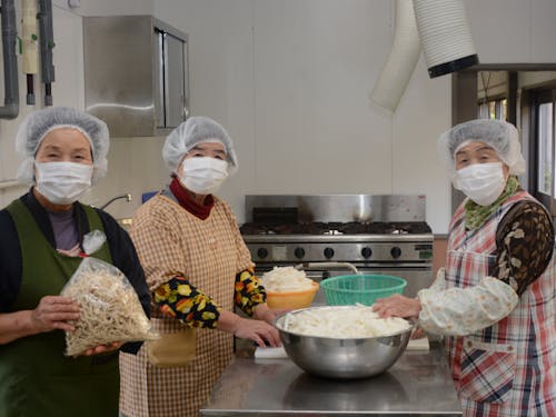 仁保ヴィレッジで加工をされる皆さん