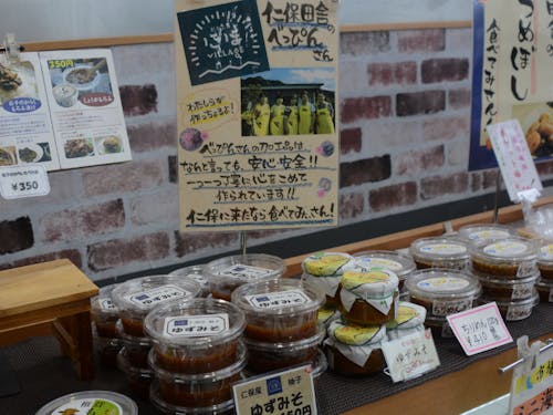 道の駅仁保の郷に並ぶ加工品