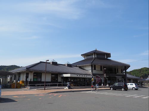 隣の道の駅では新鮮な魚介類・野菜が購入できます!