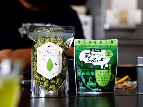 もっとカジュアルにお茶を楽しんで欲しいと新商品を次々と開発 ©くじらの髭