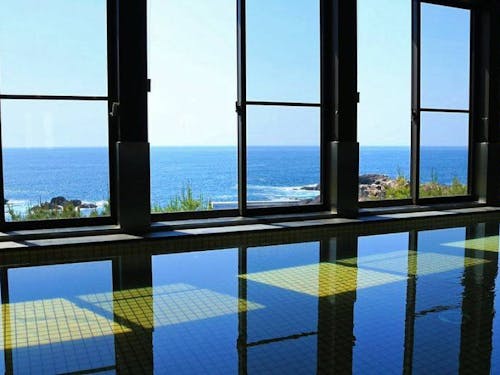 三陸海岸の絶景を望みながら入れる天然温泉。