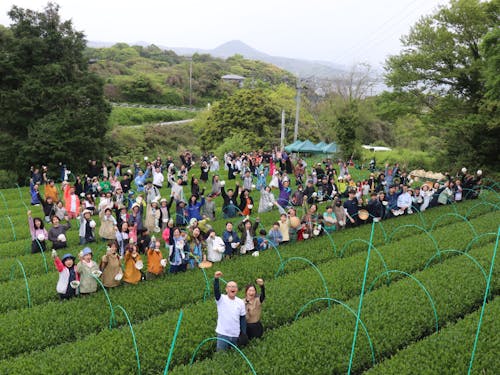 東彼杵町は全国茶品評会で農林水産大臣賞を複数回受賞する「そのぎ茶」が有名です。（写真は茶摘み時の記念写真）