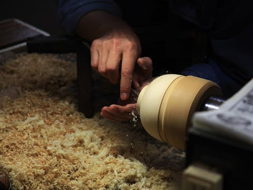 山中漆器や九谷焼などの伝統産業を受け継ぐ職人もいる