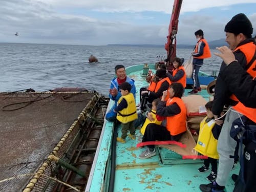 カンパチの養殖場で餌やり!飛び跳ねる魚に子供たちは大興奮!