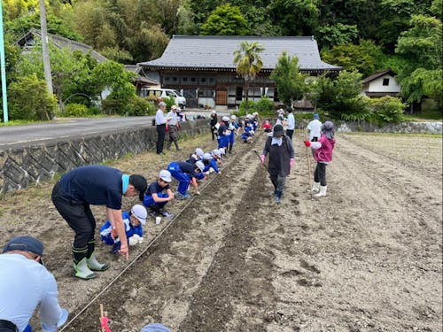 学校の児童と一緒に農業体験!