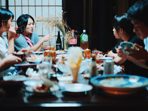 以前の移住体験ツアーの風景。参加者と語る移住定住コーディネーター。