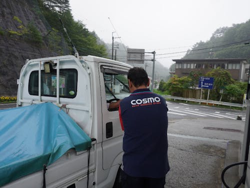 ガソリン給油を通じて村民とコミュニケーション