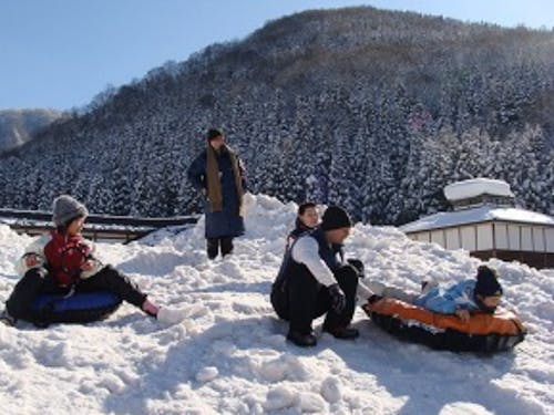 雪で作った滑り台!みんなで登って滑ってみよう❄️