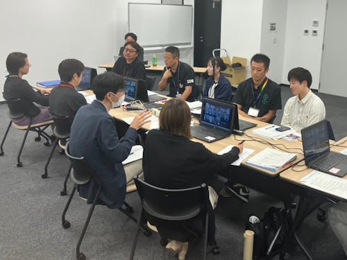 こんな感じで配信中(オンラインなのにみんな同じところ笑)