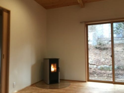 地域材の無垢フローリングとペレットストーブ、エコでサステナブルな生活を