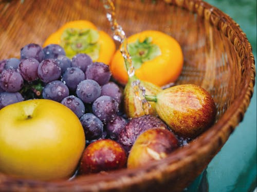 柿、ナシ、ブドウ、イ チジクといった果物、米 や麦、「博多万能ねぎ」 のほか、美しい水と肥沃な大地が育む産物は数多いです。