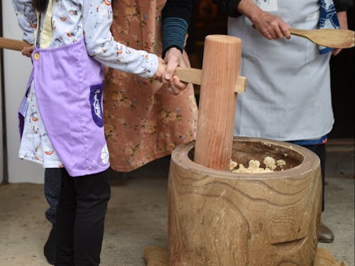 杵でじっくり大豆を潰すのも楽しいです