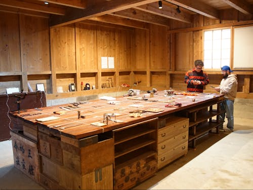 築85年の巨大な蔵は燕三条製品のギャラリーになっています。
