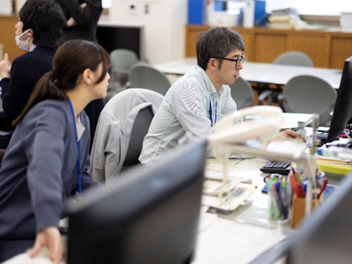 今年度から総合政策課内に設置された「人口戦略担当」。人口増加に向けた取組を推進しています。