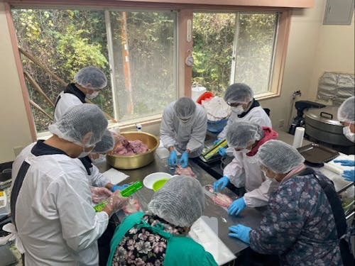 伝統食の保全に向け、地域のお母さんと一緒に仕込み