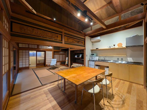 お試し居住施設のリビング&キッチン。天井の梁が立派です!