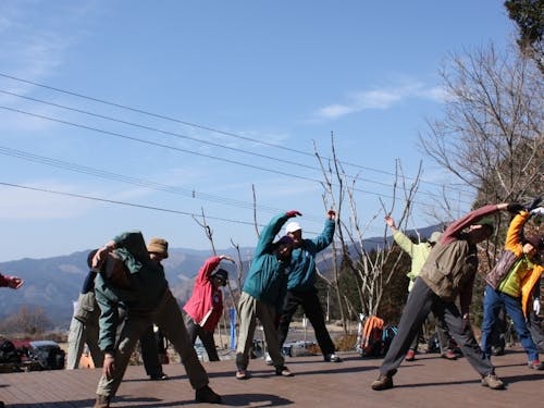 青空の下で体操