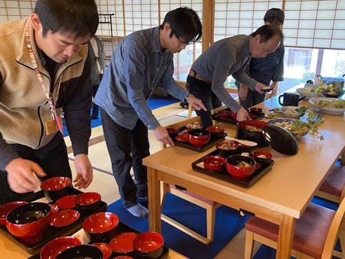 お料理を塗りのお椀に盛り付け体験!