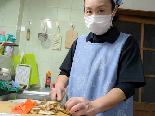 母と一緒にチキンチキンごぼう作りに挑戦。写真はメインの野菜を切っているところです。根菜は火が通りにくいのでなるべく薄く切りました。