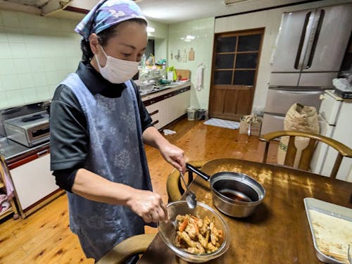 素揚げをしたごぼうとにんじんを、甘辛いたれにからめて味をつけました。 余ったタレは照り焼きチキンに使えます。