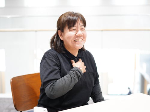 インタビュー中の難波さんの様子