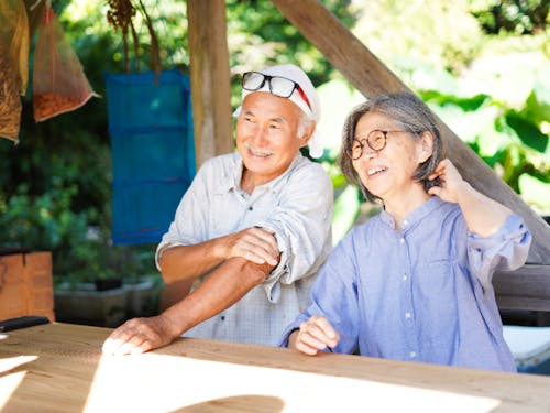 インタビュー中の新田さんご夫婦の様子