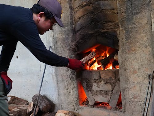 窯を炊いている所