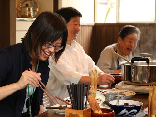 地元のお母さんたちとバタバタ茶体験。独特の方言が飛び交います