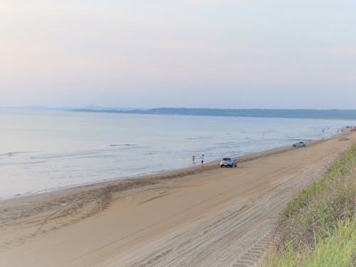 波打ち際を車で走ることができる「千里浜なぎさドライブウェイ」