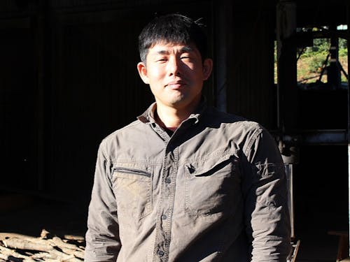 愛知県から炭焼き職人として移住した堀部さん