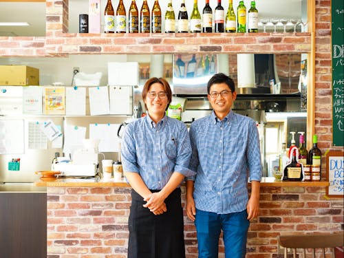 代表取締役の青野(右)と取締役の甲斐(左)(二人とも元地域おこし協力隊)