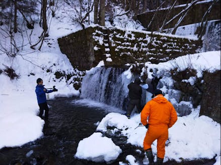 真冬にそばの実を浸し、天日に晒す