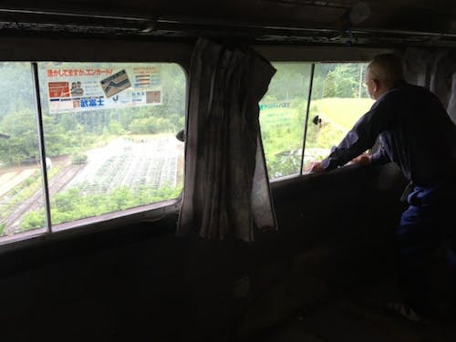 廃バスを利用した部屋から畑を望む