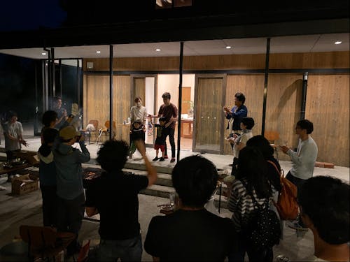 第一弾では、箱根山テラスという地域に愛されるカフェのテラスで行いました!