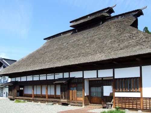 現地での交流会は、気仙大工伝承左官伝承館にて。明治初期の気仙地方の民家を想定し、気仙杉等の地元材で建てられました。