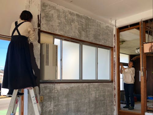 十分に使える施設をお借りし、DIYで壁を抜いたり塗ったり、、