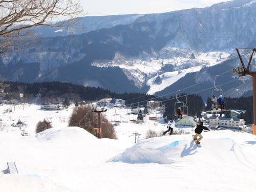 スキーやスノーボードなど、四季を通じて楽しめます