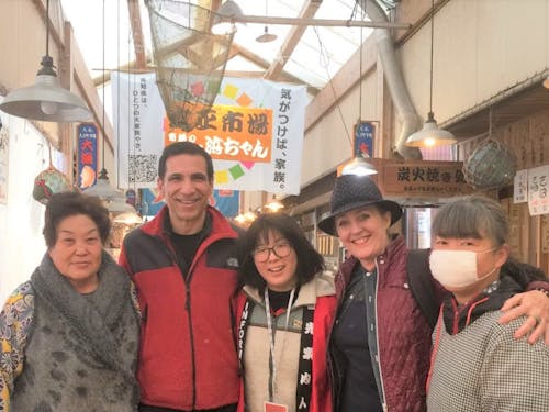 外国人観光客と漁師のおかみさんのつなぎ役をする前任の協力隊