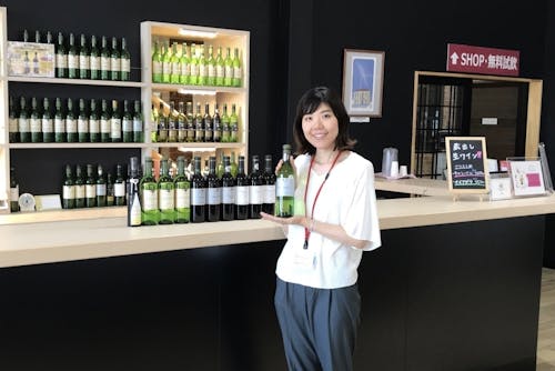 ワインをPRする協力隊トビセさん