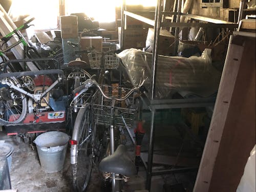 片づける前の納屋。足の踏み場もありません