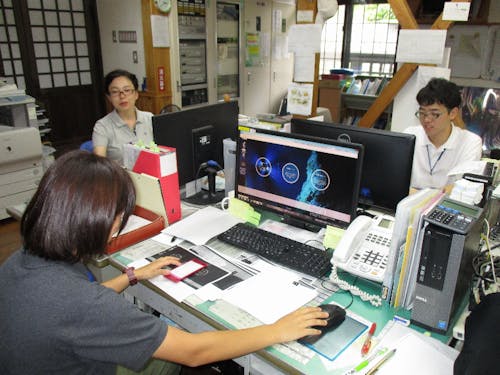 岩泉町役場が管理する龍泉洞事務所でのインターンシップ風景です。