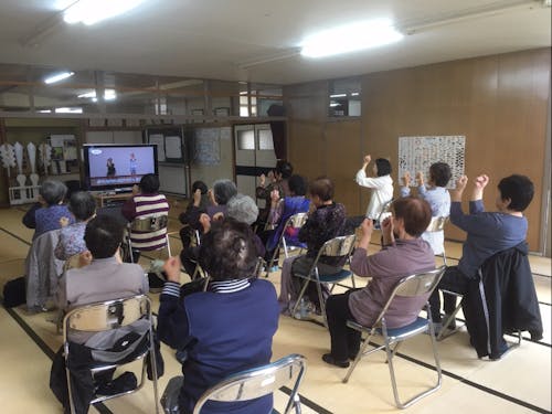 高齢者が集まって体操をする様子