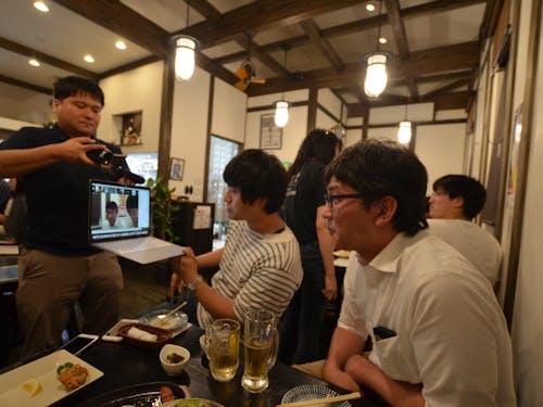 「人生横丁 第一夜」では、観光案内所で働く方、漁師、りんご農家さんが来店。実はこの時いた人の80%は移住者でした!