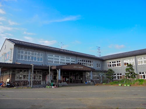 職場となる、旧荒沢小学校。